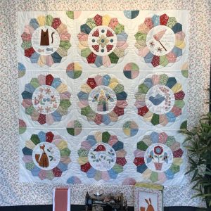 The Birdhouse Nathalie Bird Beyond the Porch quilt Deze quilt was Block of the Month. Het is een leuke frisse vrolijke quilt met negen voorstellingen. Met vosjes, katjes en bijtjes. Deze schattige quilt is 185 x 185 cm. je kunt hem zowel appliqueren als festonneren. Een superleuk project om je restje te gebruiken.