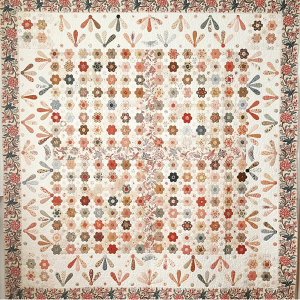 Er is nog één plekje vrij in de leuke nieuwe workshop My Secret Garden van Betty Prins! Ze komt op zaterdag 28 januari naar Eemnes. Betty helpt je op weg met deze prachtige quilt! Het patroon is inbegrepen. Leer alles over kleurkeuzes en appliqueren. Met als 'toetje' een superleuke 'Show & Tell' van een aantal van Betty haar mooie quilts. Lees meer op de cursus pagina (klik).