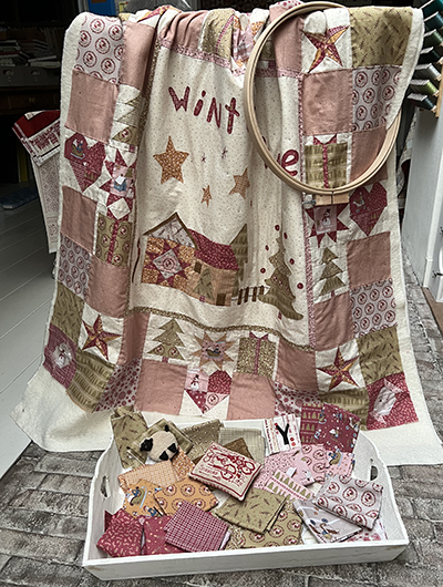 Gelukt! Het winterquiltje is gedubbeld. Nu alleen nog doorquilten. Het patroon is bijna klaar en er worden ook complete pakketten van gemaakt! Wat zijn deze stofjes van The Birdhouse toch leuk om mee te werken.