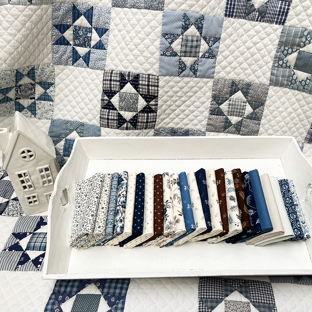 Alle nieuwe stofjes van Betsy Chutchian 'Amelia's Blues' zijn gesneden! En ze staan in de webshop. Dit soort stoffen zijn we dol op bij Quilt Studio het Gooi. In onze webshop kun je zoeken op 'Ontwerpers'. Zo vind je alle stofjes die we van een designer in huis hebben. Kijk bijvoorbeeld eens op 'Betsy Chutchian' (klik).