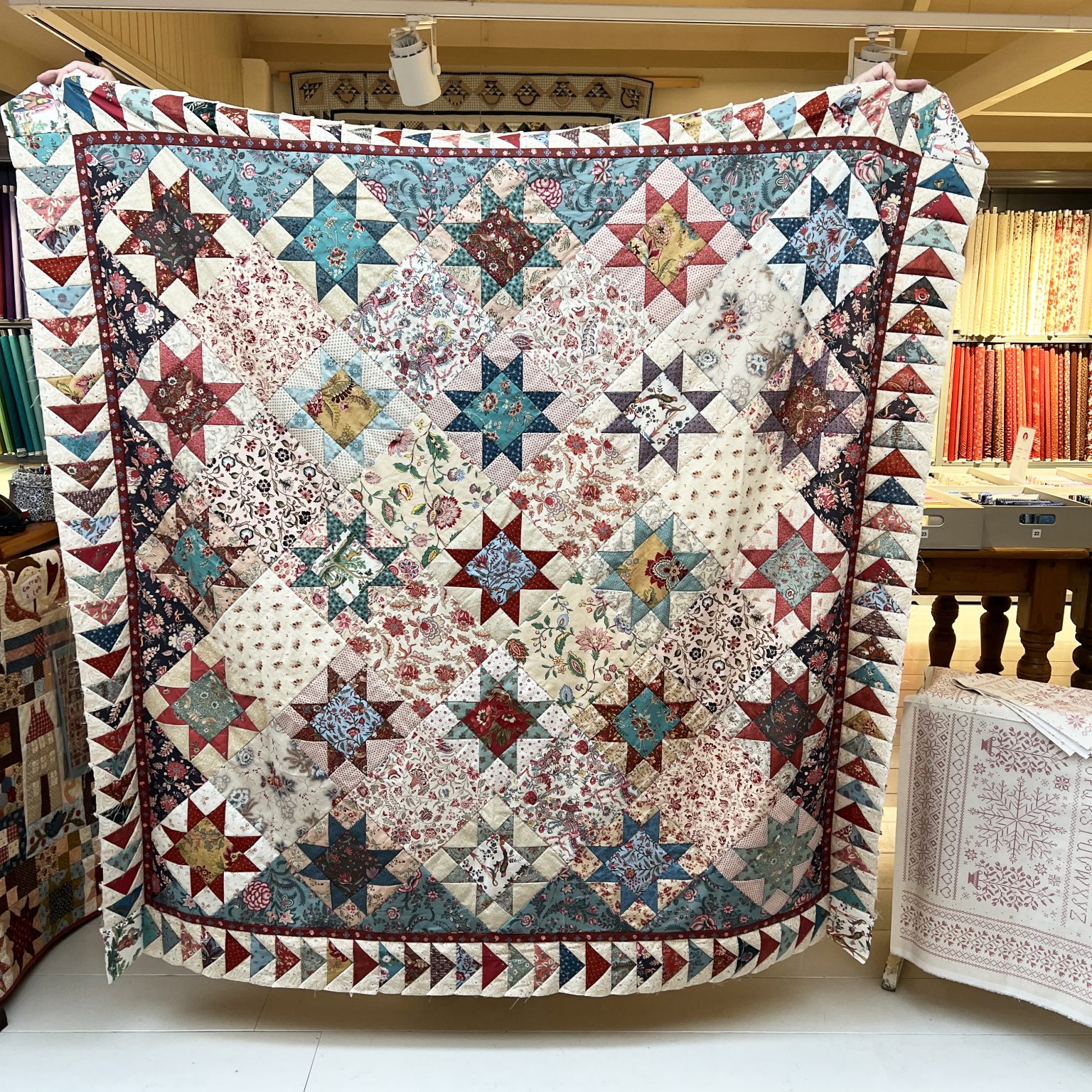 Ook deze prachtige 'scrappy' quilt is van Sylvia. Gemaakt van heel veel Dutch Heritage stofjes. Er gaat nog een border omheen komen en die hebben we er vandaag bij gezocht. Wat een leuke quilt! Leuk dat hij op de foto mocht, zodat jullie er allemaal van kunnen meegenieten....