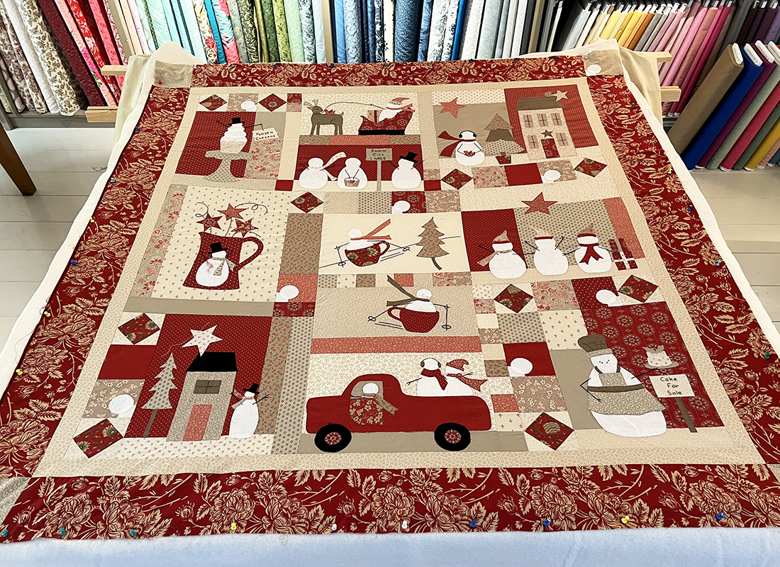 Gretha maakte deze leuke Merry Merry Snowman quilt onder leiding van Laura Strating-Janssens. Zo leuk om in groepsverband aan zo'n quilt te werken. En daardoor zit de top ook veel sneller in elkaar. Nu kan het doorquilten beginnen en daarna komen de wortelneusjes en zwarte knoopjes er op. Ondertussen werkt Laura aan een volgend project......wat dat wordt houden we nog even geheim.