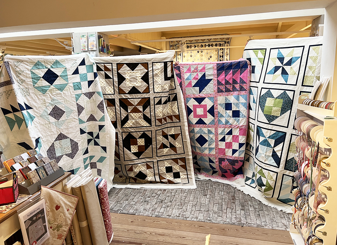 Vandaag was de laatste les van de basiscursus patchen en quilten op de naaimachine. Helaas waren er een paar zieken, maar deze quilts zijn weer zo leuk en verschillend geworden! En dat in drie lessen...... Ook leren werken met inches, linialen en rolmessen, inchvoetjes en nog veel meer? Op vrijdag 21 april start weer een nieuwe cursus (klik).