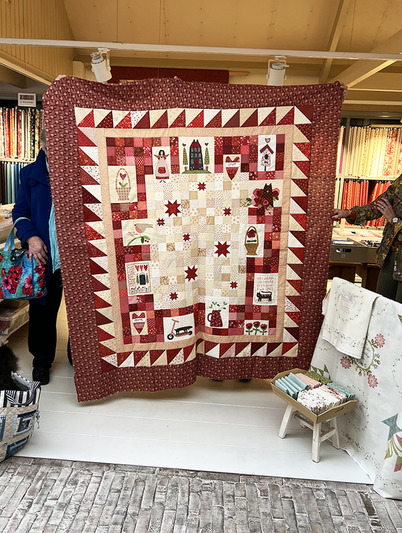 Anneke maakt onder leiding van Ineke Vaillant bij Quilt Studio het Gooi deze mooie Cottage-Style Charm Quilt. Een ontwerp van The Birdhouse. Vandaag kwam ze de backing uitzoeken. Wat een leuke quilt is dit geworden!