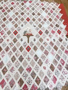 Vandaag zochten we een border bij deze mooie versie van de Jane Austen quilt gemaakt door Mary. Ze verzon zelf een mooi middenpaneel. De keuze viel op een frisse rand. Samen met de uitgezochte backing kan het doorquilten bijna beginnen! Veel succes Mary.