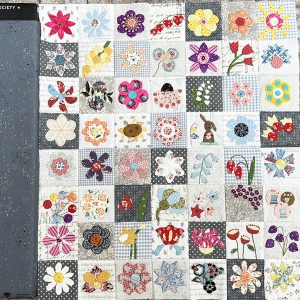 Gerrie had haar miniquilt 'Jardin Confiné / Lockdown Garden' mee naar de winkel voor een stoere border Het is een patroon van Renee Ferre. Deze 'Speckled' van Ruby Star Society' laat alle kleuren prachtig uitkomen. Echt een leuke quilt!