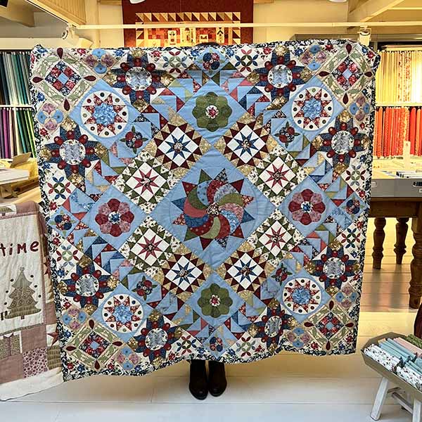 Trudy heeft heel hard gewerkt! Ze had vandaag meerdere tops mee, om een mooie backing bij te zoeken, Dit is de 'A Sunny Day in Regent's Park' quilt, een ontwerp van Anke de Haan. Echt een schitterende quilt!