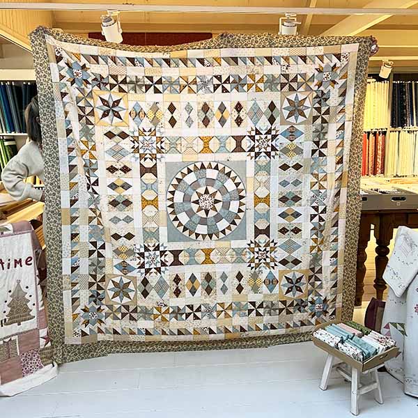 Trudy had deze mooie versie van Claudine's Quilt mee naar onze winkel. Het patroon is te koop bij Dorry van Osch van Quilt It & Dotty. Ze heeft een Etsy shop waar je dit patroon kunt aanschaffen. Een aanrader!