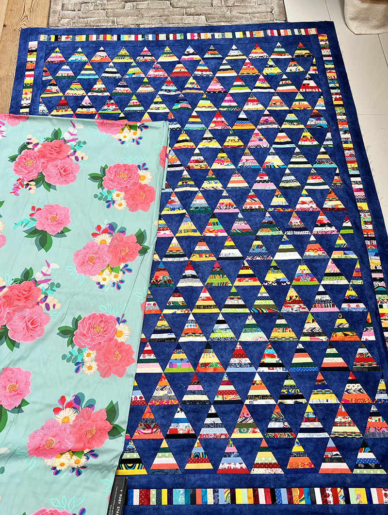 Vandaag is er weer veel gebeurd bij Quilt Studio het Gooi. De dag begon met het uitzoeken van een backing voor de fleurige quilt van Gerrie. De keuze viel op deze leuke stof van Melody Miller voor Ruby Star Society (klik).