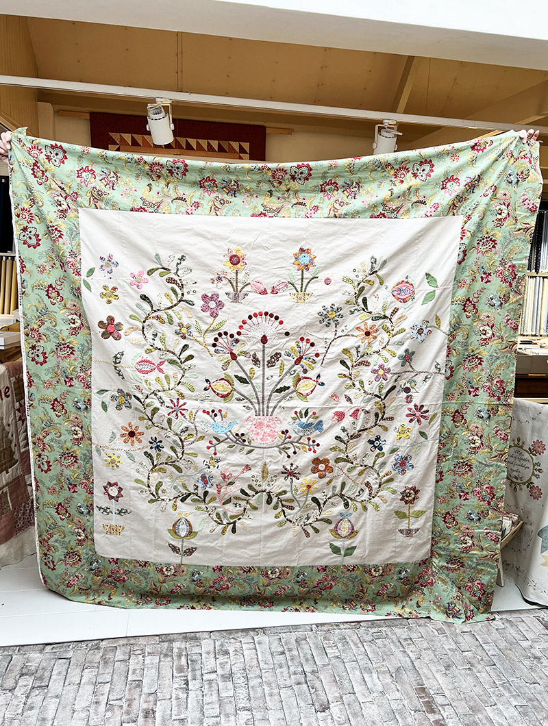 Tonny had haar 'Stevies Garden Quilt', een patroon van Susan Smith mee naar de winkel. Op een eerder moment zochten we voor haar al de achtergrond en border uit. Dit is wel echt heel mooi geappliqueerd! En zo netjes.....