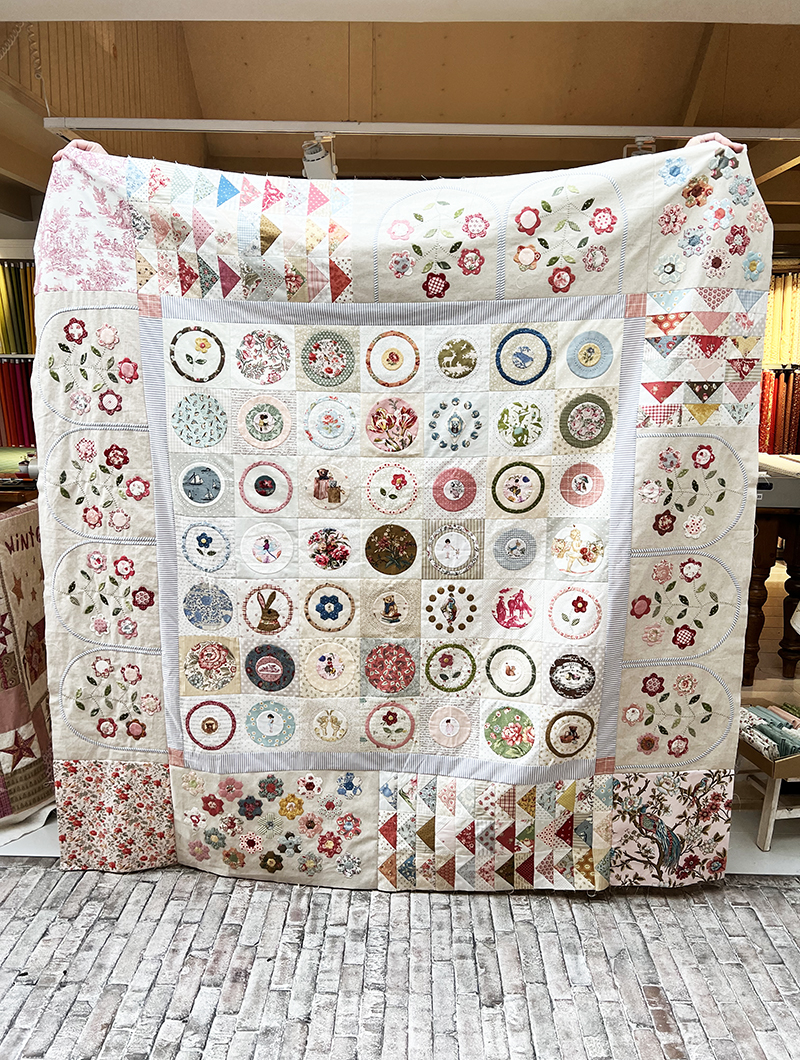 Mary kwam een backing uitzoeken voor haar 'Fleur' quilt. Een patroon van Susan Smith dat ze maakte met linnen, leuke plaatjes stof en heel veel frisse zachte tintjes. Een plaatje om te zien! Fijn dat hij op de foto mocht....