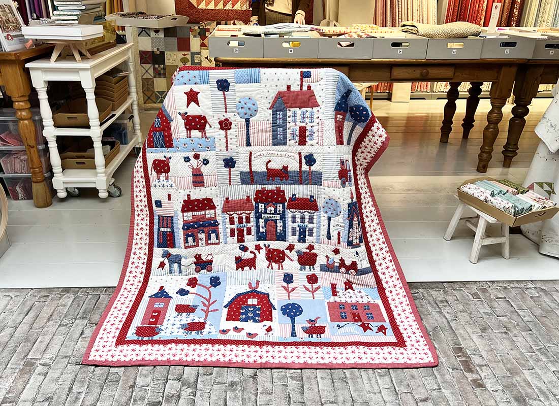 Agnes volgde bij Quilt Studio het Gooi het Blok van de Maand 'Prairie Days' van Bunny Hill. Een superleuke quilt in rood/wit en blauw. Hij kan zowel geappliqueerd als gefestonneerd worden. We hebben nog een paar pakketten in de winkel! Mooi geworden Agnes!