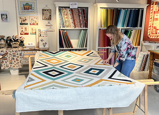 Vandaag kwam Sandra haar quilt sandwichen. We zochten samen met haar een tijdje geleden de stoffen uit. Het patroon is 'Quietude' van Art Gallery Fabrics dat gratis te downloaden is (klik). Heel veel succes bij het quilten Sandra!