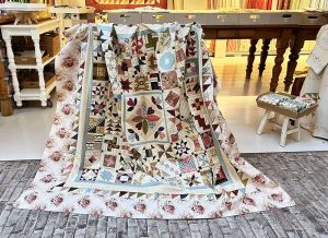 Trudy maakte deze superleuke versie van de Schoolgirl Sampler. Een heerlijke scrappy quilt om al je restjes op te maken (als dat ooit uit....). We zochten er een mooie backing bij, dus binnenkort is deze mooie quilt af!