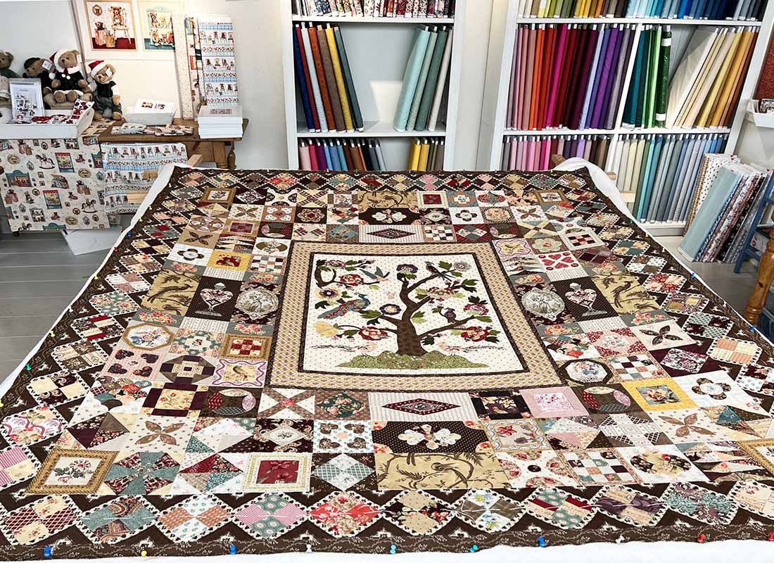 Hennie kwam vanmiddag haar Worthing Downs quilt sandwichen. Dit patroon is van Megan Carroll. Wat een prachtige quilt! Heel veel plezier bij het doorquilten Hennie!