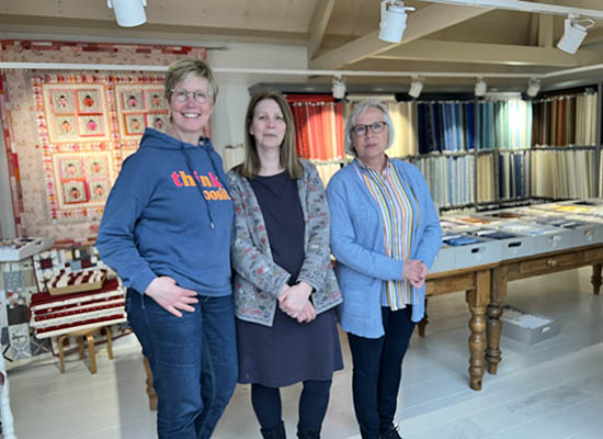 Onze Duitse collega's van Quiltshop 'Farbenrausch' uit Siegen waren op vakantie in Nederland. Speciaal voor hun zijn we even open gegaan. Heerlijk om ervaringen en tips uit te wisselen! En het lukt ook nooit om met lege handen te vertrekken. Nog bedankt voor de Texelse schaapjes-chocolaatjes en het heerlijk zeepje! Goede reis en wanneer we in Duitsland zijn komen we graag een bezoekje brengen!