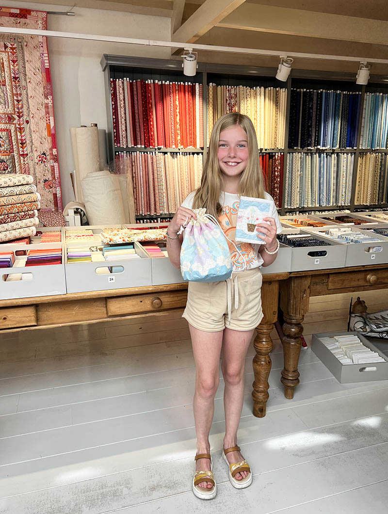 Wie denkt dat quilten iets voor ouderen is heeft het mis! Lotte is tien en vaste klant bij Quilt Studio het Gooi! Ze zoekt altijd helemaal zelf haar stofjes uit. En als ze komt shoppen samen met haar oma, heeft ze altijd de werkjes die ze de keer daarvoor heeft gekocht af en mee. Zoals dit superleuke tasje en het naaldenboekje. Helemaal zelf uitgezocht en echt heel erg netjes gemaakt! We zijn trots op je Lotte!