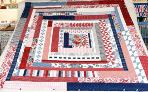 Jacqueline maakte deze rood-wit-blauwe versie van de Daylesford Quilt van Jen Kingwell. Wat een lekker spannend patroon is dit. En volgens Jacqueline ook heel leuk en afwisselend om te maken. Haar tip is wel om na elke rand weer te meten of de maten kloppen. Op die manier krijg je hem net zo netjes als die van haar is. Vandaag is hij gesandwicht met luchtige wol van Hobbs, dus het doorquilten kan beginnen. Succes!