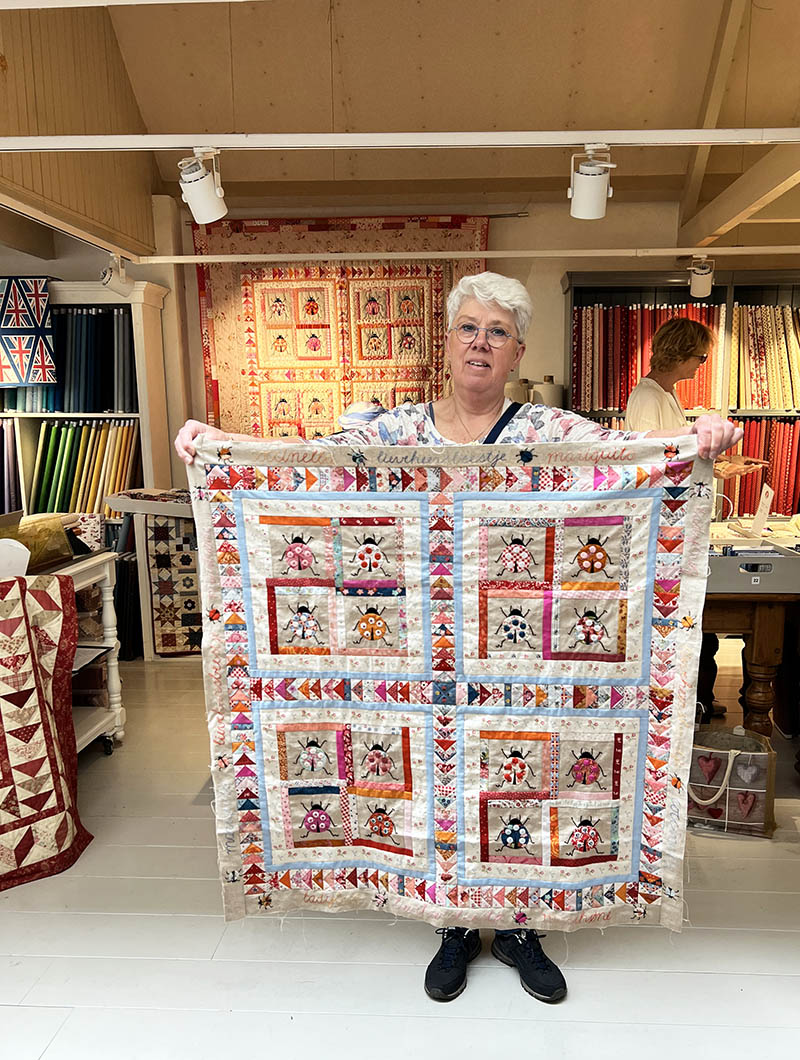 Marleen maakte een mini versie van de Lieveheersbeestjesquilt. Een ontwerp van Mariëtte Leunisse voor Cosy by Jet. Het patroon is op 60% verkleind. Vandaag kwam Marleen er een randstof en achterkant bij uitzoeken. Wat is het een snoepje geworden! Op de achtergrond de originele quilt van Mariëtte. Het patroon kun je in onze webshop bestellen (klik).