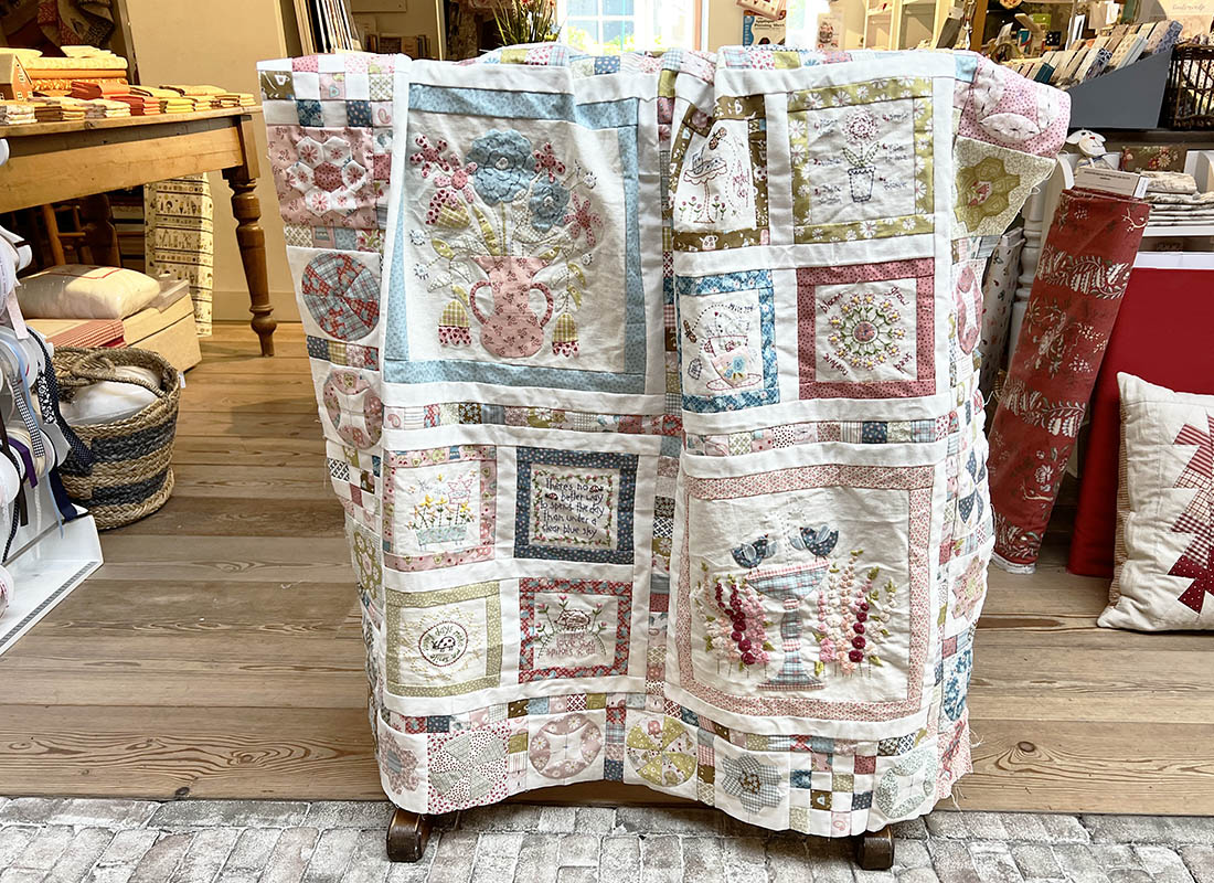 Iris maakte deze Blume & Grow quilt. Een superleuk patroon van Nathalie Bird voor The Birdhouse. In dit gezellige patroon zitten naast deze quilt ook nog twee patronen voor bijpassende kussens. De quilt is lekker afwisselend met Sitchery en appliqué. Echt een snoepje om te maken! We hebben op dit moment nog één patroon in huis.