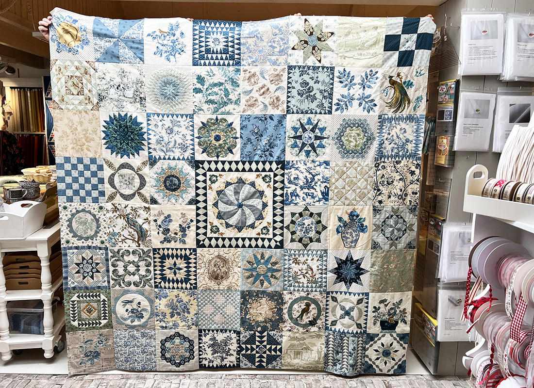 Deze prachtige Sarah Morrell's Quilt is gemaakt door Eleonore. Het patroon is van Di Ford Hall. Er komen nog twee randen omheen, maar Eleonore wilde er alvast een backing bij. Er zitten blokken in die uit 400 kleine vierkantjes bestaan! Er werd druk geteld en bewonderd door de dames die op dat moment in de winkel waren. En alles is ook nog eens met de hand gemaakt! Prachtig Eleonore....echt een meesterwerk.