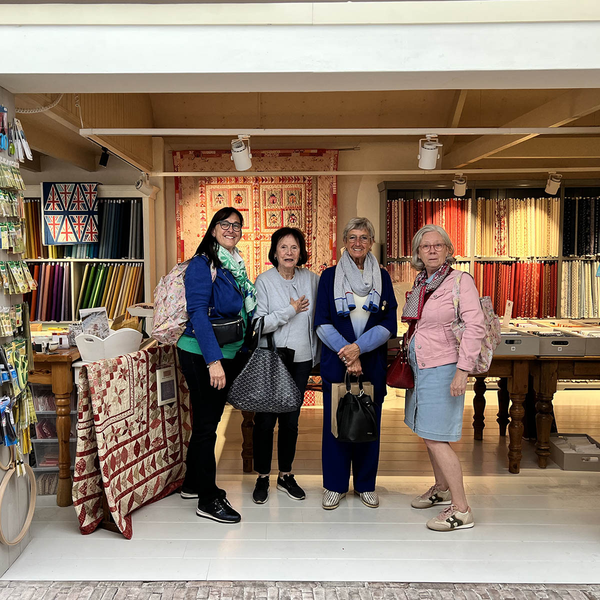 We krijgen regelmatig Belgische klanten in de winkel. Zo is dit groepje op weg naar de Quilt Retreat van Deborah Dorward in de Quilt B&B van Karen Ruinard. Maar eerst mochten ze nog even lekker shoppen in Eemnes! Heel veel plezier de komende dagen dames!