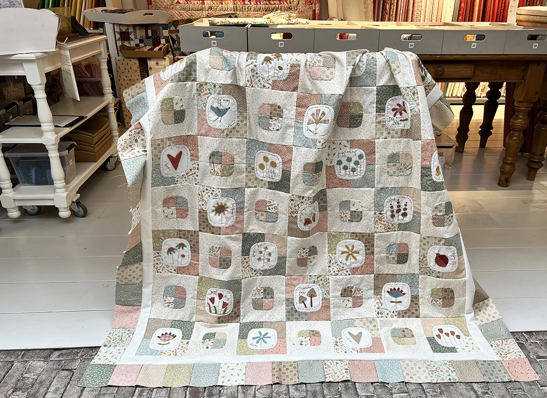 Joan kreeg een hele tijd geleden voor haar verjaardag onze Anni Downs 'Market Garden Quilt Kit'. Compleet met stofjes en wolletjes. En vandaag was de quilt klaar en kwam ze er een mooie backing bij uitzoeken. Wat is het een leuke quilt geworden! Met al die gezellige Stitchery's en wolletjes. Heel veel quiltplezier!