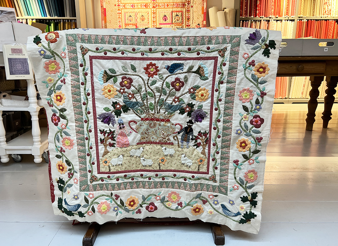 Marina werkt aan de Phebe quilt van Di Ford Hall. In de lessen van Laura Strating-Janssens heeft ze veel geappliqueerd en dat kun je zien. Wat een fijn appliqueerwerk! Zelfs de piepkleine oortjes en pootjes van de schaapjes heeft ze ge-needleturned. Heel erg mooi. Vandaag zocht ze stofjes uit voor de volgende rand. Veel plezier bij het maken Marina!