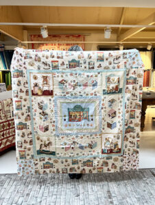 Astrid maakte dit superschattige Berenquiltje van onze stofjesserie 'Much Loved Bear' (klik) van Louise Nisbet. Het pannel is in 5 delen geknipt en er zitten Tumblin Blocks tussen. Wat een schatje...