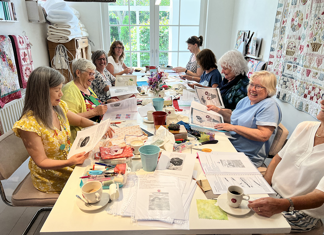 Ook vandaag was er weer een workshop bij Quilt Studio het Gooi. Deze groep leerde appliqueren op negen manieren onder leiding van Ineke Vaillant. Wat een heerlijk bende was het op de tafels. Maar er werd wel hard gewerkt hoor! Dames heel veel plezier van jullie nieuwe quilttechnieken!