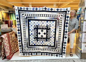 Tineke bedacht deze leuke randen quilt helemaal zelf. Ze liet zich inspireren door Pinterest en koos iedere keer weer een andere rand. Nu is de top klaar en kan ze hem gaan doorquilten. Supermooi geworden Tineke!