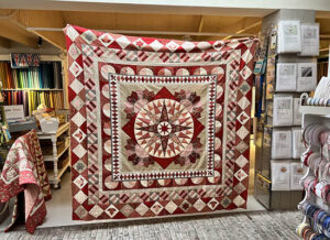 Agnes had deze prachtige quilt mee naar de winkel. Het is de Rows from the Dutch Quilter quilt die ze maakte met French General stoffen. Wat een beauty. En zo netjes gemaakt! We zochten er twee mooie randen bij uit en een passende achterkant. Nog even en het doorquilten kan beginnen.