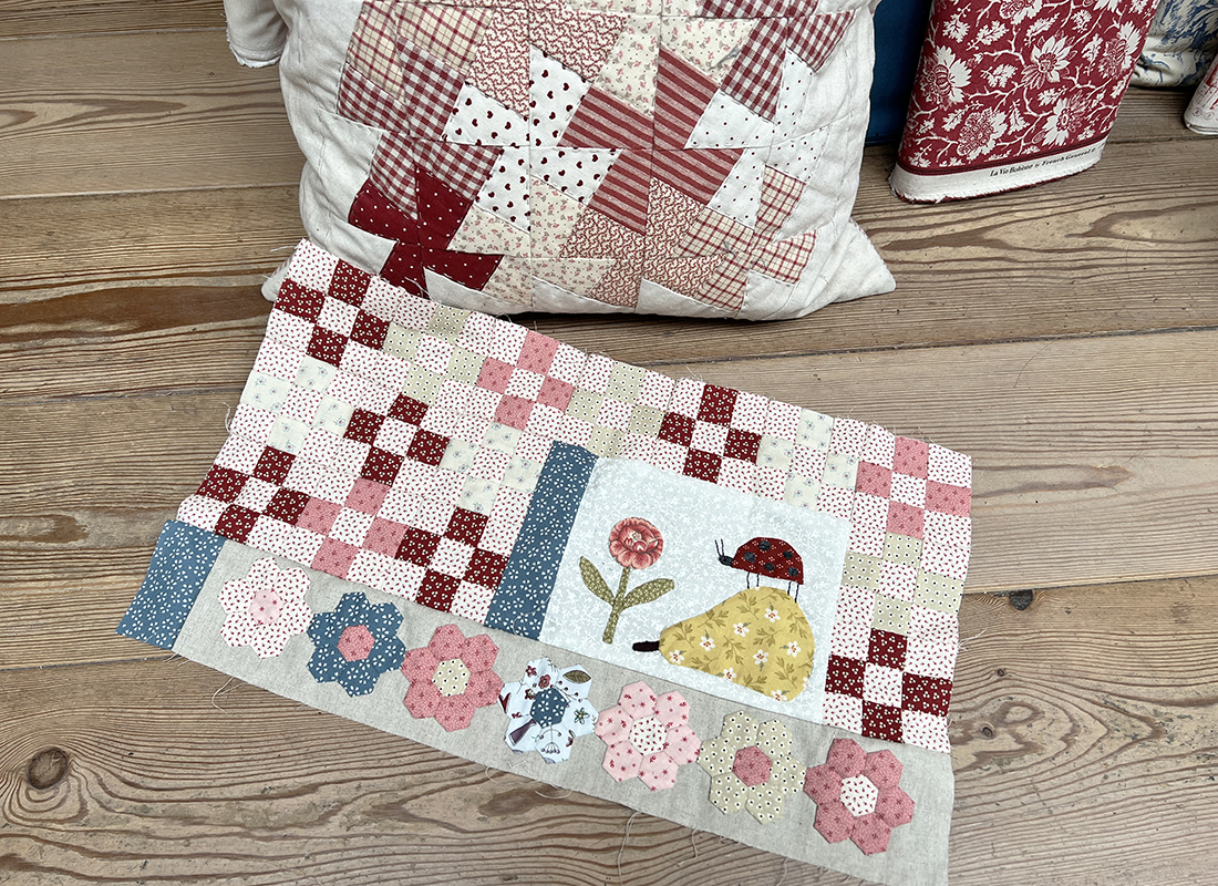 Hetty werkt aan de Willowbrook Market Garden Quilt van The Birdhouse. Vandaag kwam dit blok even mee naar de workshop om er extra stofjes bij uit te zoeken. Wat een gezellige quilt gaat dat worden! ? Je vindt het patroon in onze webshop bij 'Patronen' (klik)