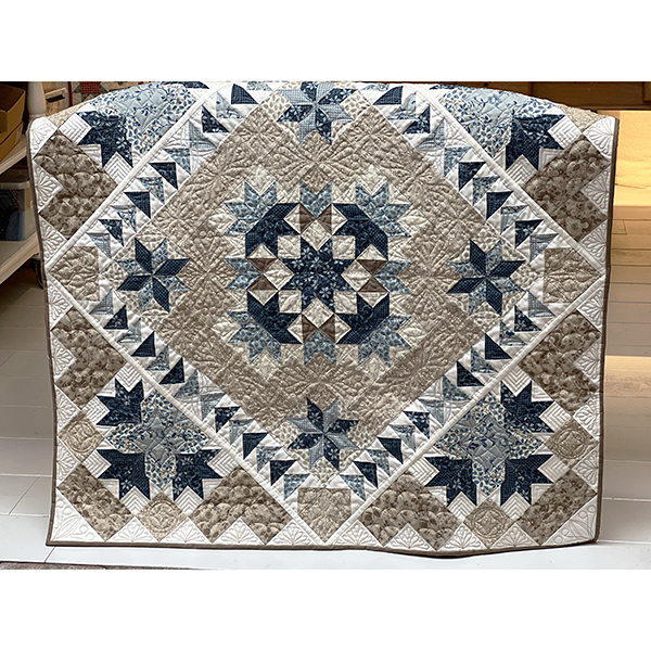 Anke de Haan geeft zes keer per jaar Westalee Ruler workshops bij Quilt Studio het Gooi. Je volgt eerst de Masterclass (klik) en kunt daarna je kennis verder uitbreiden met de Verenset Workshop (klik) of de Hartenset (klik). Deze drie cursussen vindt je op onze cursus pagina. Quilt voortaan je eigen quilt door op de naaimachine! Op de foto's een voorbeeld hoe dat er uit kan zien.... Heb je interesse, mail dan naar info@quiltstudiohetgooi.nl