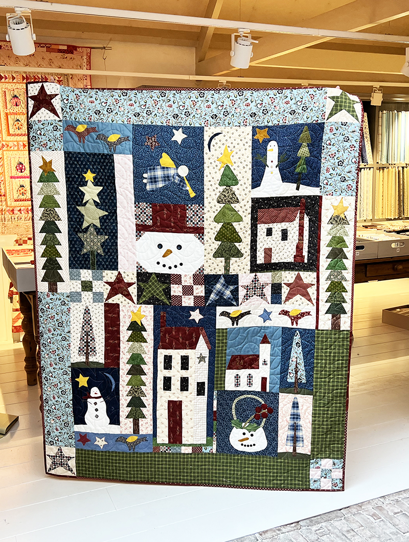 Een van onze klanten maakte deze Pine Tree Ridge quilt. Het is een patroon van Jan Patek. Ze heeft hem laten doorquilten door Marlies de Kwaasteniet - machine quilting. Wat een superleuke winterquilt is dit!