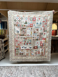 Prachtig...deze Willowbrook Marget Garden Quilt van Natalie Bird van The Birdhouse...gemaakt door Okkie! Zulke leuke details....en kijk eens hoe origineel deze border is. Vandaag kwam Okkie voor de Finishing Touch....de binding. Er komt een mooi rood streepje omheen. En dan is er weer een project af. Supermooi geworden Okkie! Het patroon vind je in onze webshop (klik).