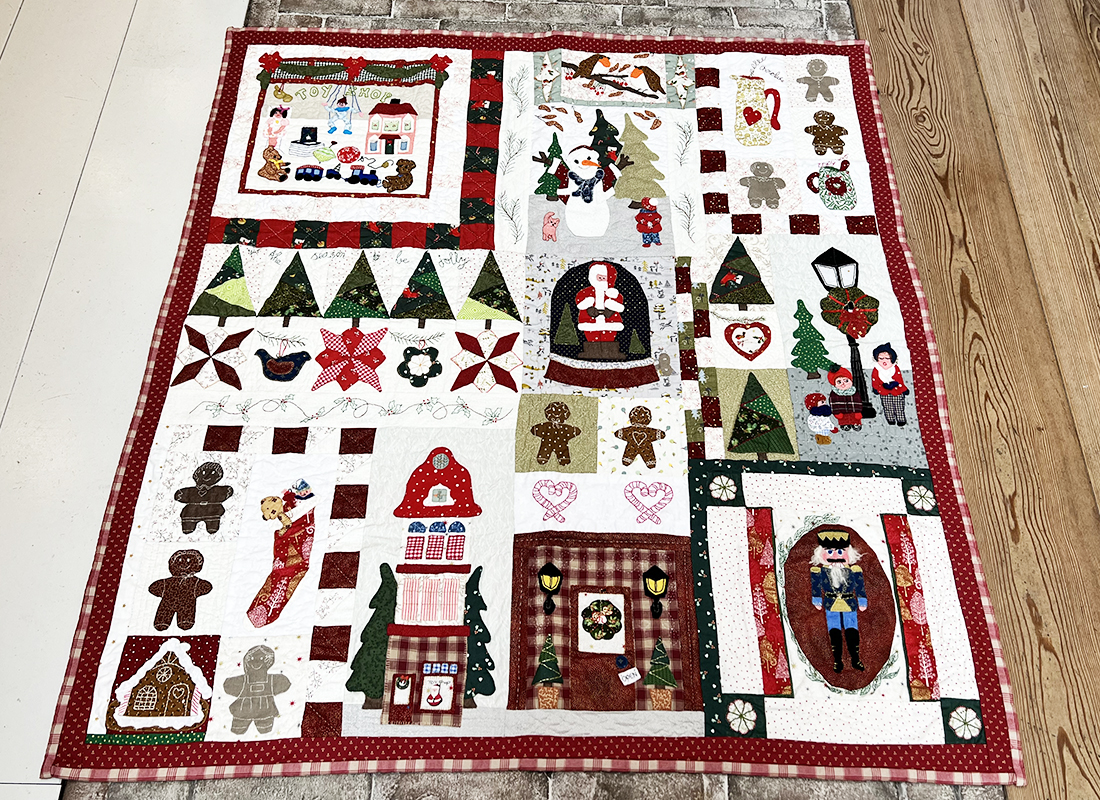 Anja maakte deze prachtige kerstquilt. Het is een patroon van Dodo Laene en het heet 'The Christmas Toyshop' Het is helemaal in het Nederlands met heel veel foto's en duidelijke uitleg. Oja, en in centimeters. Je vindt het in onze webshop bij 'Patronen' (klik). Dank je wel Anja dat hij op de foto mocht!