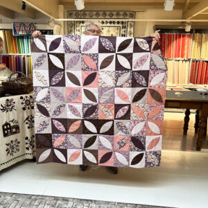 Marlies volgde de 'Orange Blossom' workshop van Wilma Bruins-Jorna in onze winkel. Samen met haar zochten we deze leuke stoffen uit. Wat is hij leuk geworden Marlies! Wil je ook zo'n quilt maken, op de naaimachine, we hebben nog een paar plaatsjes vrij. Lees alles op onze cursus pagina: