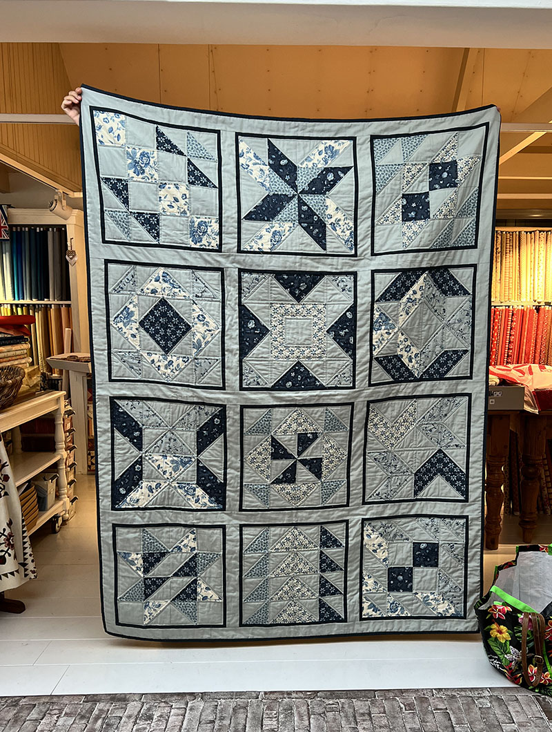 Vandaag kwamen een aantal dames vast de stof uitzoeken voor de nieuwe Basiscursus op de Naaimachine (klik) van Wilma Bruins-Jorna. Toevallig was Christine, die deze cursus al eerder volgde, vandaag ook in de winkel met haar quilt. Zo leuk om te zien hoe iedereen hem heel persoonlijk in haar eigen stijl maakt. Deze is van French General stoffen (klik)gemaakt.