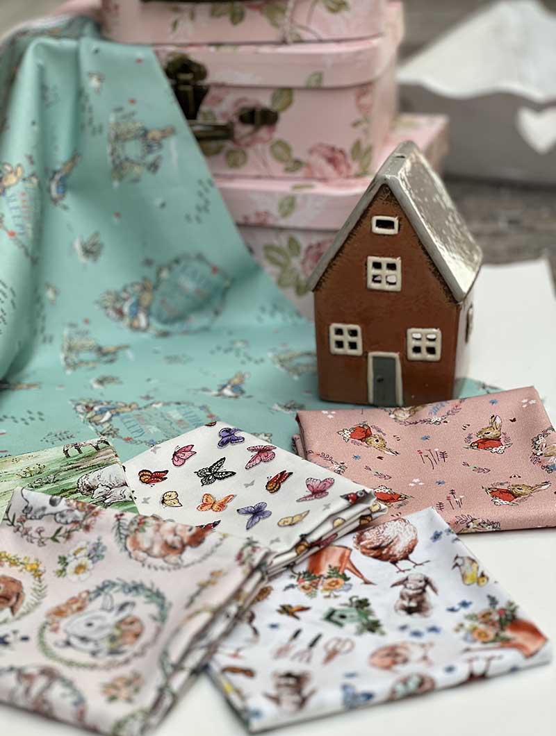 Tussen alle drukte door hadden we tijd om de voorraad 'Plaatjesstoffen' bij te vullen. Met deze leuke Beatrix Potter stofjes, vlindertjes en haasjes. In onze webshop staan ze overzichtelijk bij elkaar bij 'Plaatjes' (klik).