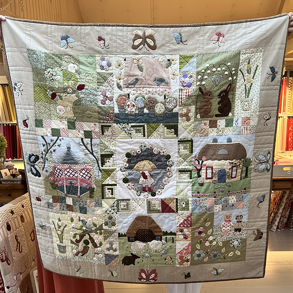 Olga maakte de Little April Serenade quilt. Het is een ontwerp van Dodo Laene en het patroon is bij ons te koop. Olga maakte er een linnen rand omheen en gebruikt heel veel restjes. Is het geen superleuke quilt geworden! Het patroon is in het Nederlands (klik).