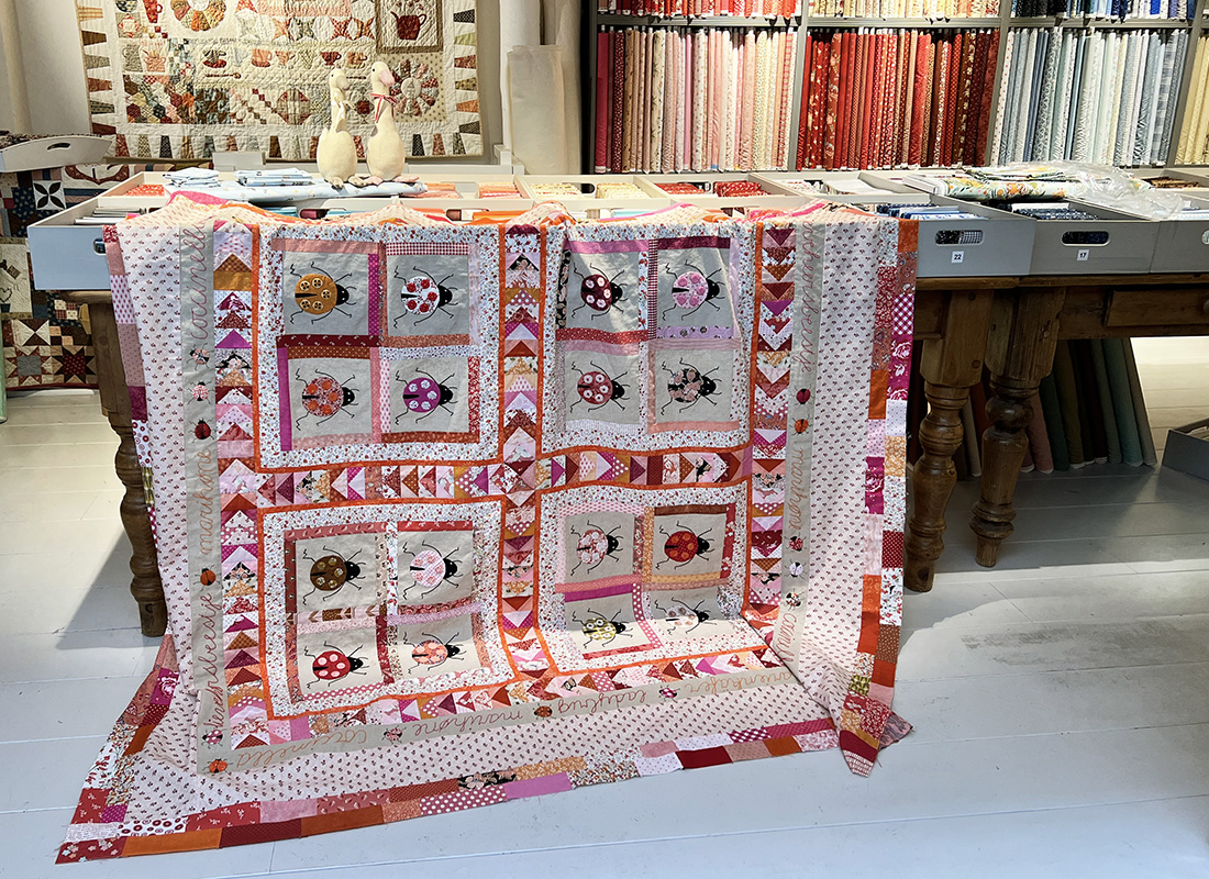 Patricia heeft haar Lieveheersbeestjes Quilt af. Een patroon van Mariëtte Leunisse voor Cosy By Jet. En dus kwam ze er een mooie backing voor uitzoeken. Het najaar komt er aan, dus het perfecte moment om door te quilten! Lekker warm.... Hij is superleuk geworden Patricia, en echt een mooie maat!