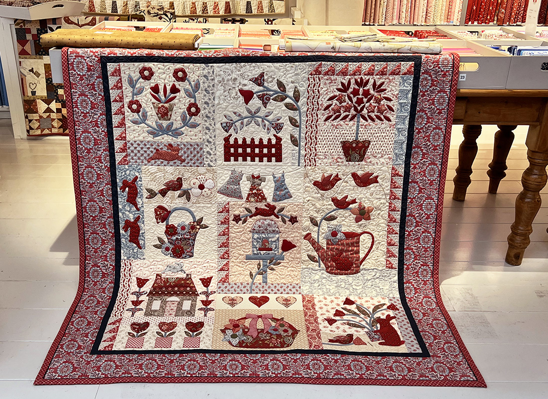 De Bunny Hill 'Le Jardin' quilt is klaar! Je kunt hem komen bekijken in de winkel. Maar nog leuker...onder leiding van Laura Strating-Janssen kun je hem ook maken! In vijf lessen ga je hem maken. Laura helpt je hoe je dit slim kunt aanpakken! Het patroon is inbegrepen bij deze cursus. Stof mag je zelf meenemen. Lees er alles over op onze cursuspagina (klik)