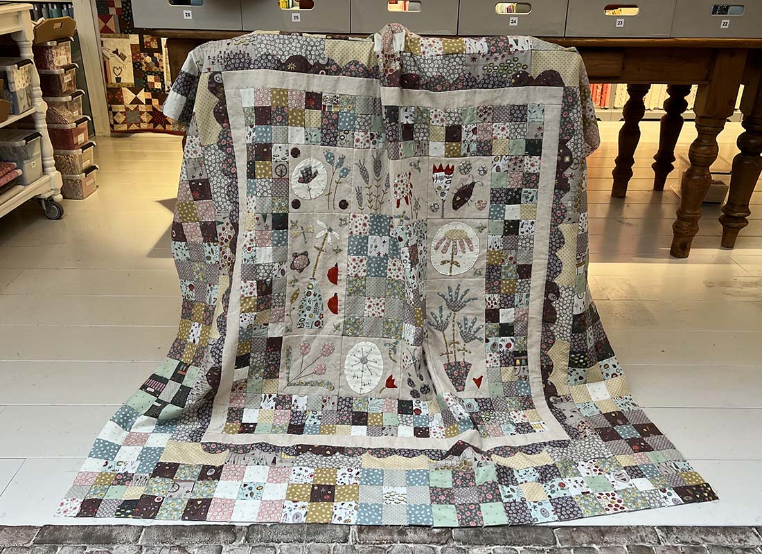 Het was weer Show & Tell vandaag bij Quilt Studio het Gooi. De dames van de basiscursus konden er echt van genieten... Zoals deze leukerd....Anneke kocht bij ons het patroon en de stofjes van deze Hatched and Patched 'Where Wildflowers Grow' quilt (klik) van Anni Downs. Vandaag kwam hij mee naar de winkel voor een mooie achterkant. Binnenkort gaan we hem voor Anneke sandwichen. Wat een leuk patroon is het toch! Het patroon staat in de webshop en we hebben ook nog een aantal van deze originele stofjes in huis. (klik).