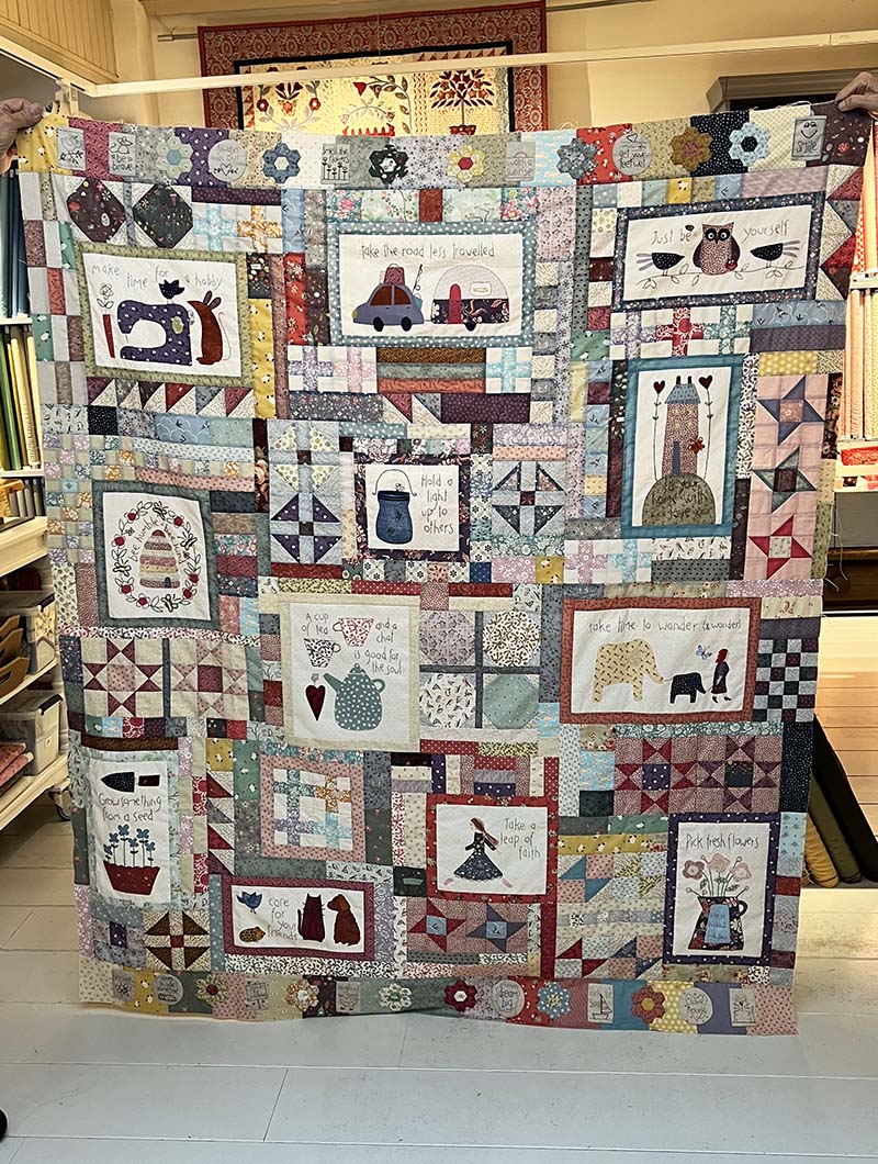 Bij Quilt Studio het Gooi hebben we ook quiltende echtparen als klant. Deze quilt is gemaakt door Bert en zijn vrouw Elly appliqueerde de border. En ze hebben nooit ruzie om lapjes!!! Vandaag kwamen ze een mooie backing uitzoeken bij deze quilt. Het patroon heet Letter to my Daughter en is van The Birdhouse. Bert veranderde een paar afbeeldingen, zoals het hondje, en twee meisjes, zodat ze op hun hond, kleindochter en dochter lijken. Wat een leuk idee! Het originele patroon staat in onze webshop (klik).