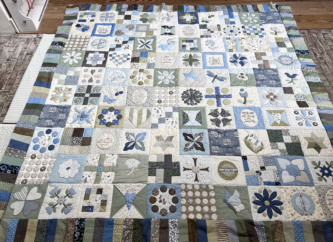 Voor deze prachtige quilt hebben we vandaag de rand uitgezocht. Het was zo druk vandaag dat John en ik er niet meer opkomen van wie de quilt ook al weer is...sorry...maar ze heeft het patroon wel zelf bedacht en maakt hem Quit-as-You-Go, wat inhoudt dat hij in stukjes gemaakt wordt, meteen met de achterkant er bij. Een schoonheid!!