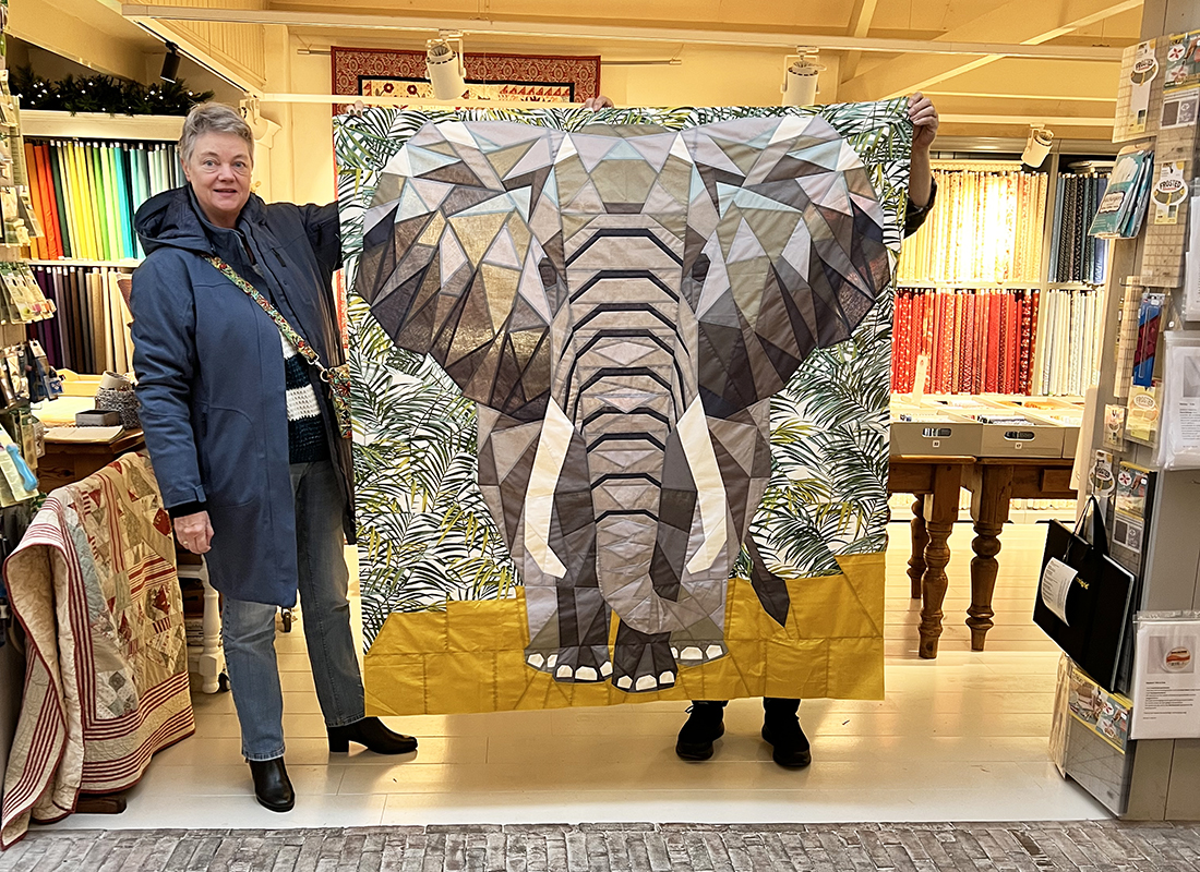 Astrid kwam vandaag een backing uitzoeken voor haar "The Elephant Abstractions Quilt". Een patroon van Violet Craft. Er waren heel wat dames in de winkel aanwezig die de quilt konden bewonderen en de Ahh's en Oeh's waren dan ook niet van de lucht. In het originele patroon heeft de olifant een gele achtergrond, Astrid koos ervoor hem echt uit de jungle te laten komen en gebruikte deze leuke stof met bladeren als achtergrond. Superleuk! Het is een Paper Piercing patroon.