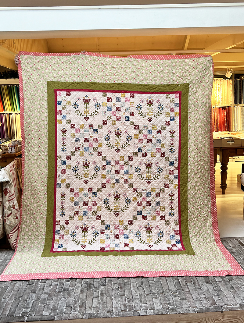 Ellis maakte deze prachtige Tilda Quilt helemaal van Tilde Stofjes. Het patroon heet The Cabbage Rose. Ze bedacht er zelf wat randen omheen zodat hij de maat van een eenpersoonsbed kreeg.