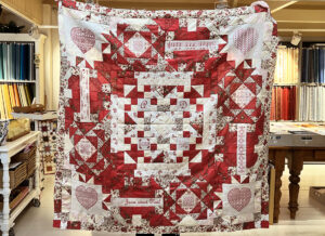 Anita maakte deze schitterende quilt. Hij zit vol met borduurwerkjes, gecombineerd met rode stofjes. Echt heel mooi! De quilt heet 'Coeur de Famille Deux'. Er valt echt heel veel in te zien! Zo'n combi van borduren en quilten doet het altijd goed...