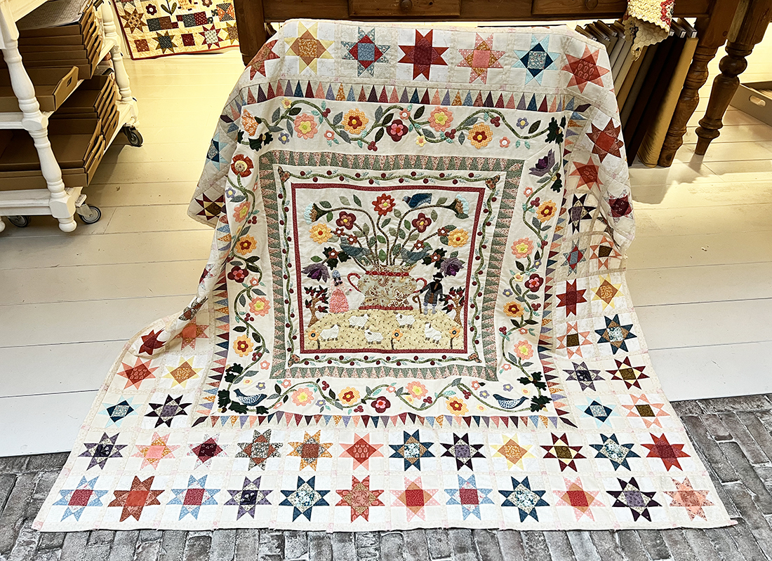 Ook vandaag was het weer genieten (!) bij Quilt Studio het Gooi. De dag begon met de Phebe Quilt van Di Ford Hall, gemaakt door Marina. Omdat ze hem nog wat groter wil, maar rustig wil houden, zochten we een mooie randstof voor haar uit. Een Dutch Heritage uit de Rosamund serie. Wat een prachtige quilt! En zo netjes gemaakt....